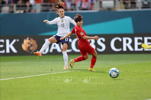 Cổ động viên vỡ òa cảm xúc sau pha cản phá penalty của thủ môn Kim Thanh