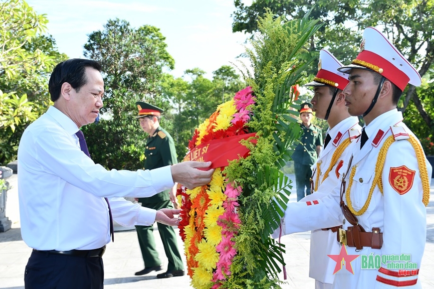 Đồng chí Đào Ngọc Dung, Ủy viên Trung ương Đảng, Bộ trưởng Bộ Lao động-Thương binh và Xã hội dâng hoa tri ân các Anh hùng liệt sĩ.