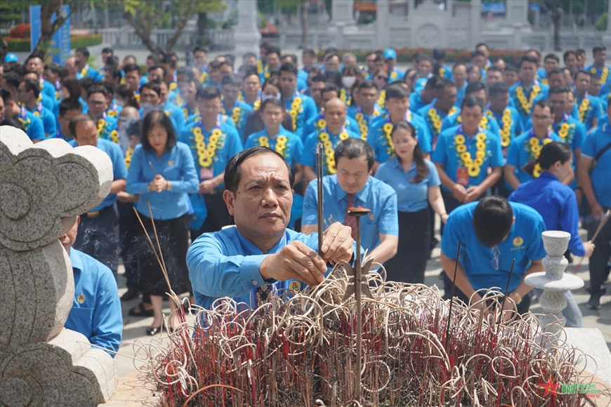 Đoàn đại biểu dâng hương đồng chí Nguyễn Đức Cảnh tại Nhà tưởng niệm ở xã An Đồng, An Dương, Hải Phòng.  