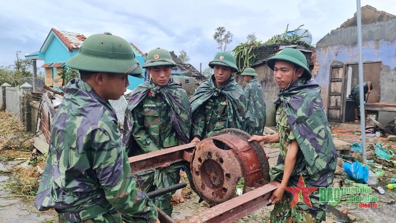  Cán bộ, chiến sĩ Bộ Chỉ huy quân sự tỉnh Thừa Thiên Huế giúp dân khắc phục hậu quả bão (năm 2022). Ảnh minh họa: qdnd.vn