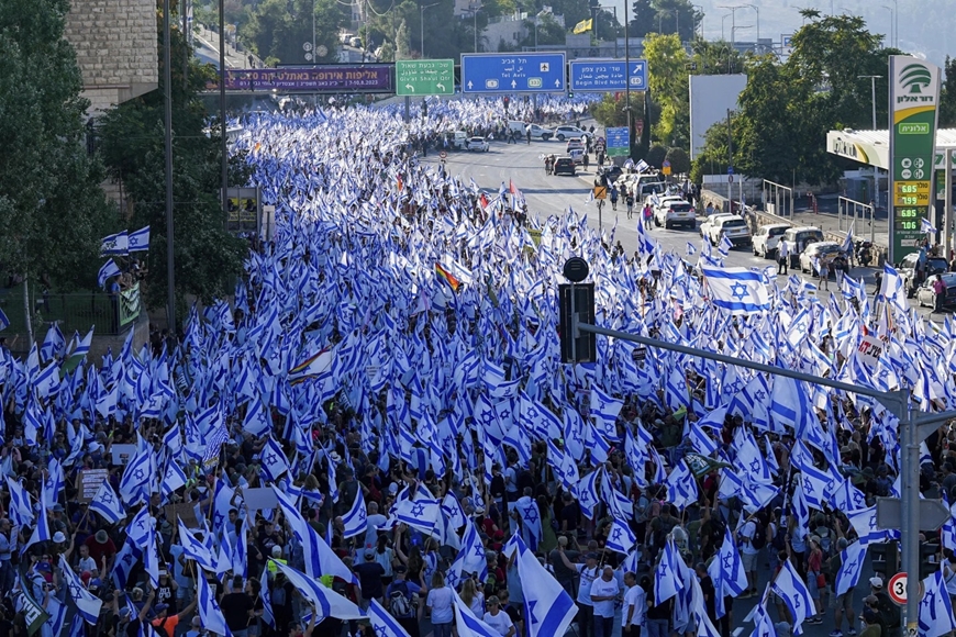  Hàng nghìn người Israel phản đối dự luật cải cách tư pháp đã tuần hành từ Tel Aviv đến Jerusalem, ngày 22-7. Ảnh: AP