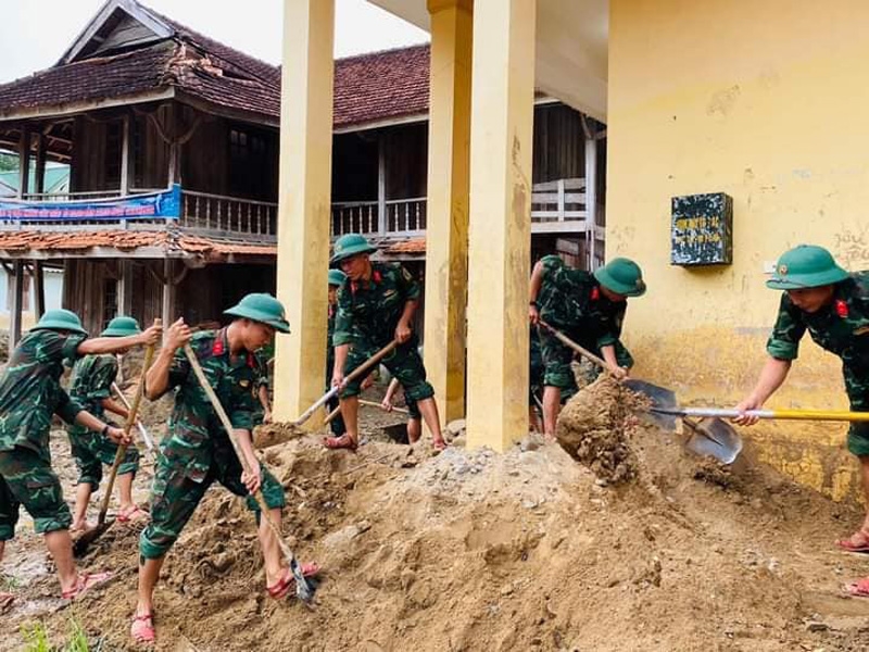 Những đống đất đá vẫn còn ngổn ngang sau cơn lũ được bộ đội di chuyển, thu dọn. 