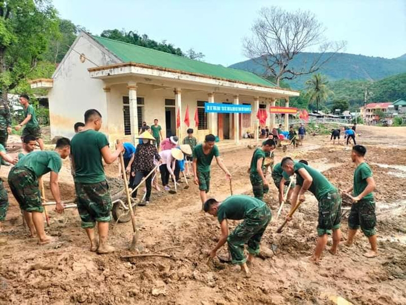 Bộ đội Trung đoàn 1 củng cố, tu sửa khuôn viên Nhà sinh hoạt cộng đồng bản Hòa Sơn, xã Tà Cạ.