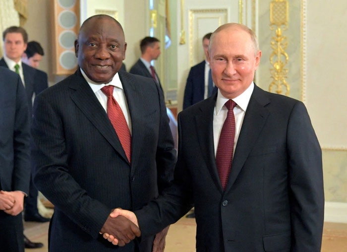 Tổng thống Nam Phi Cyril Ramaphosa (trái) và Tổng thống Nga Vladimir Putin. Ảnh: REUTERS 