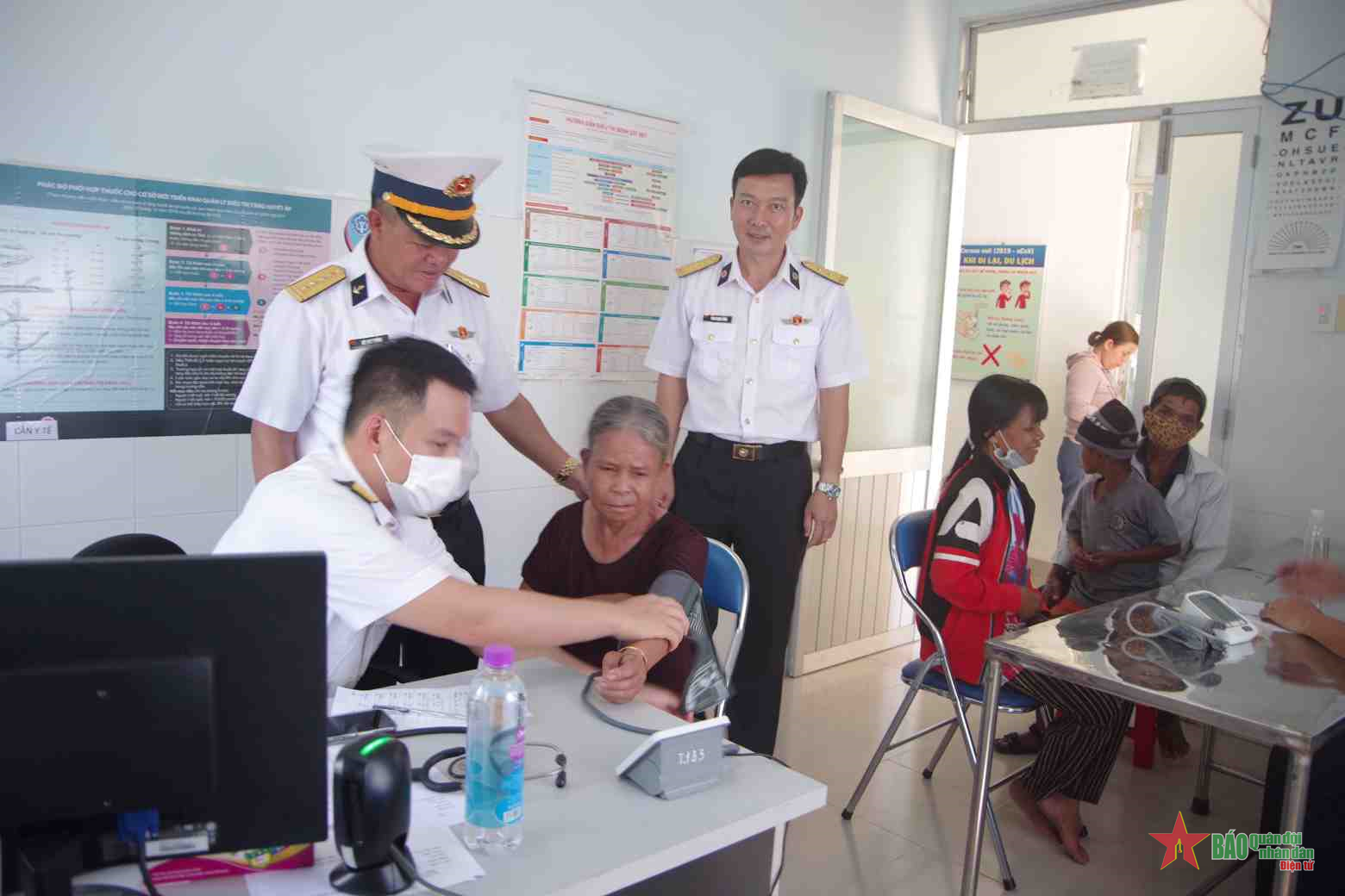 Học viện Hải quân thăm và tặng quà các gia đình chính sách