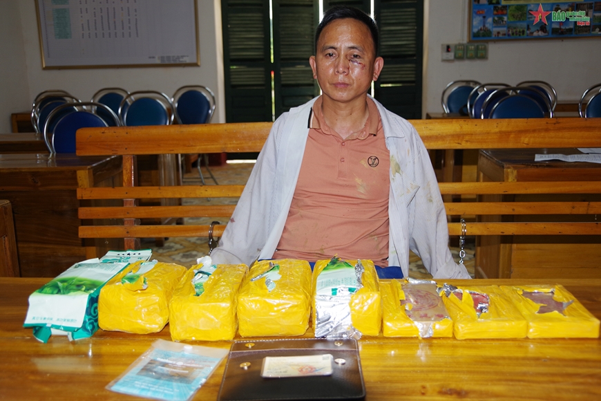 Đối tượng Lầu A Công và tang vật vụ án gồm 5kg ma túy đá và 4 bánh heroin. 