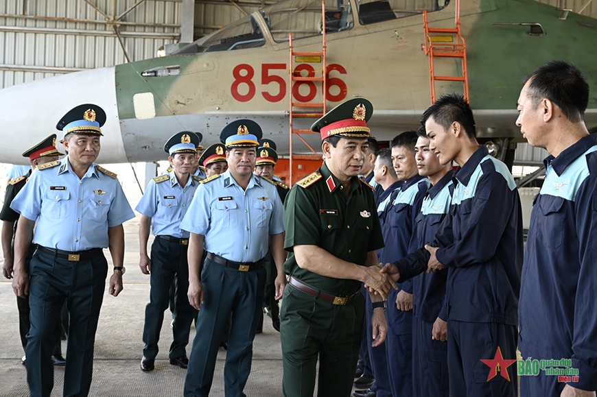  Đại tướng Phan Văn Giang kiểm tra Trung đoàn Không quân 927, Sư đoàn 371.