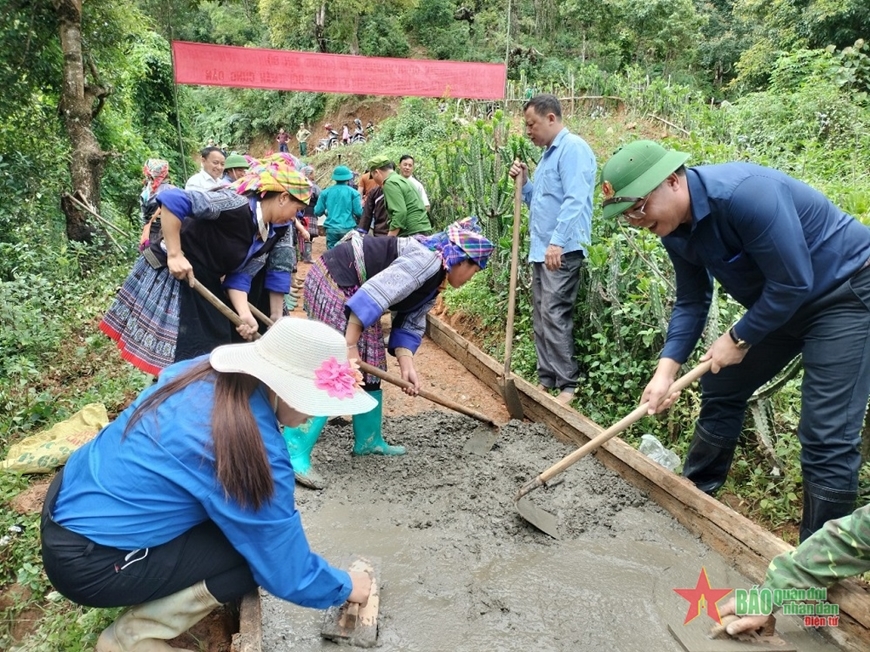  Cán bộ, đảng viên huyện Mù Cang Chải cùng người dân đổ bê tông đường giao thông nông thôn ở bản Dào Xa, xã Lao Chải. Ảnh: qdnd.vn