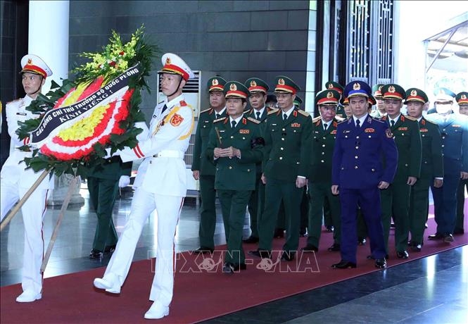 Đoàn đại biểu Quân ủy Trung ương - Bộ Quốc phòng do Thượng tướng Nguyễn Tân Cương, Ủy viên Trung ương Đảng, Ủy viên Thường vụ Quân ủy Trung ương, Tổng Tham mưu trưởng Quân đội nhân dân Việt Nam, Thứ trưởng Bộ Quốc phòng đến viếng đồng chí Nguyễn Khánh.