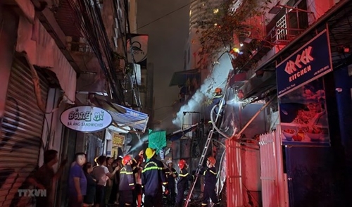 Hà Nam: 6 người mắc kẹt trong đám cháy ở Phủ Lý