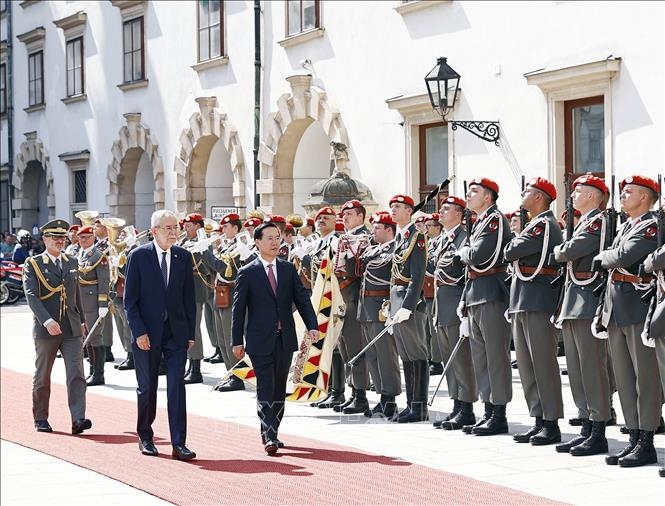 Chủ tịch nước Võ Văn Thưởng và Tổng thống Cộng hòa Áo Alexander Van der Bellen duyệt đội danh dự. Ảnh: TTXVN 