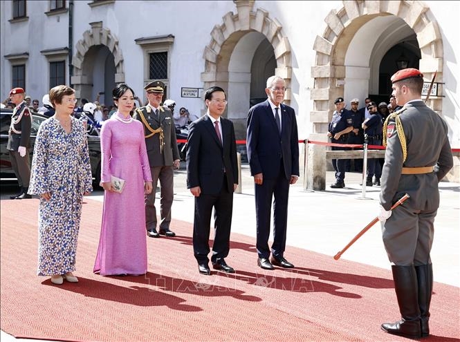 Tổng thống Cộng hòa Áo Alexander Van der Bellen và Phu nhân chủ trì Lễ đón Chủ tịch nước Võ Văn Thưởng và Phu nhân. Ảnh: TTXVN 