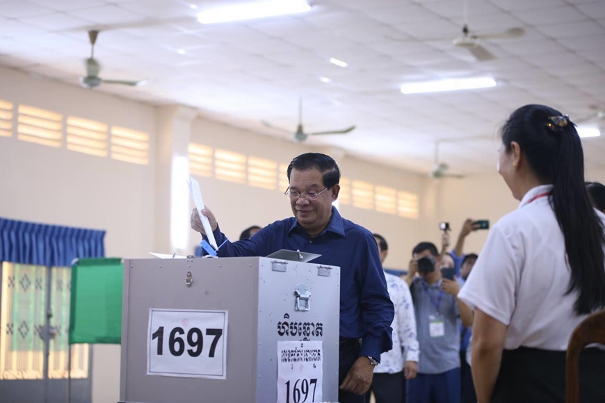Chủ tịch Đảng Nhân dân Campuchia, Thủ tướng Samdech Techo Hun Sen và Phu nhân bầu cử tại thành phố Ta Khmao, tỉnh Kandal. Ảnh: freshnewsasia 