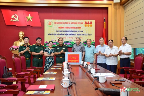 Thượng tướng Phùng Sĩ Tấn thăm, tặng quà Hội Nạn nhân chất độc da cam/dioxin Việt Nam