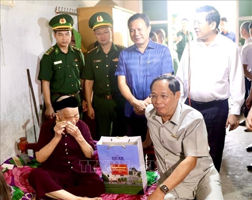 Phó chủ tịch Quốc hội Trần Quang Phương thăm, tặng quà các gia đình thương binh, liệt sĩ tại Cao Bằng