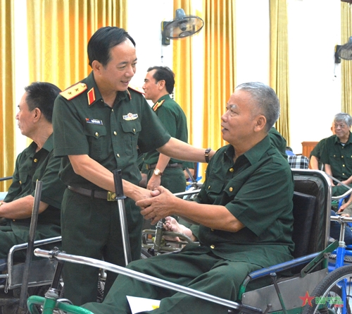 Trung tướng Trịnh Văn Quyết thăm, tặng quà Trung tâm Điều dưỡng thương binh Thuận Thành