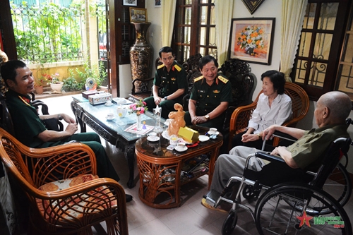 Thượng tướng Lê Huy Vịnh thăm, tặng quà các đồng chí nguyên lãnh đạo Bộ Quốc phòng