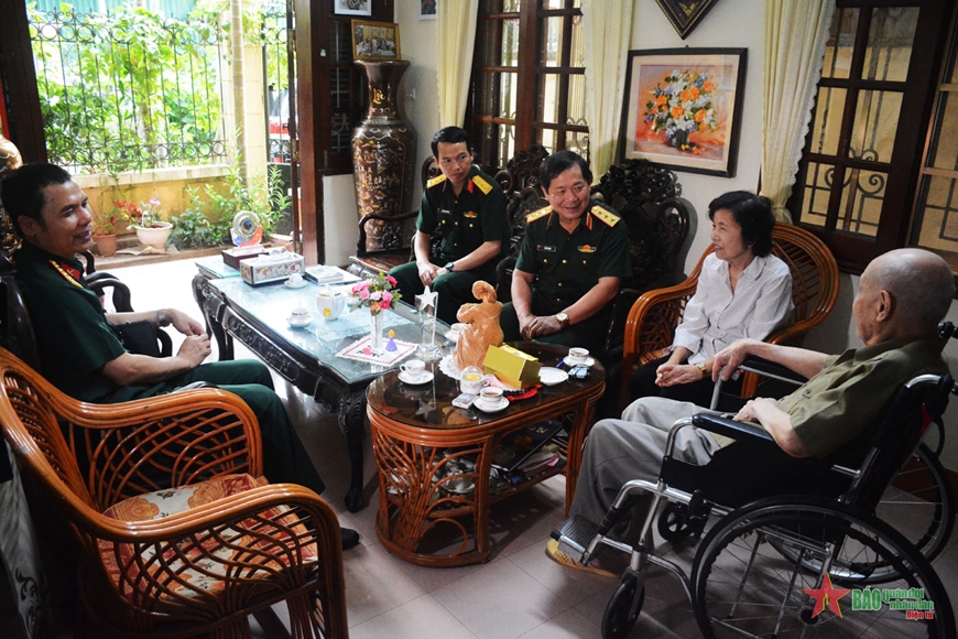  Thượng tướng Lê Huy Vịnh thăm Trung tướng Phan Thu.