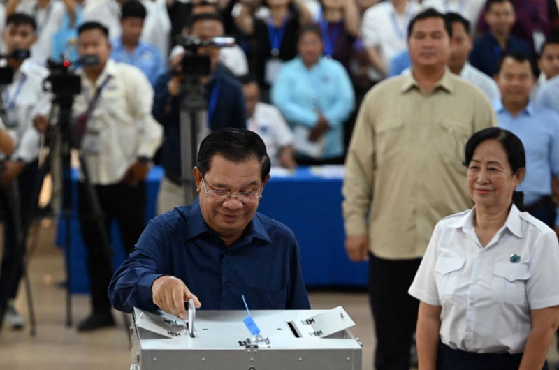  Thủ tướng Campuchia Hun Sen bỏ phiếu tại một điểm bỏ phiếu ở tỉnh Kandal hôm 23-7. Ảnh: AFP 