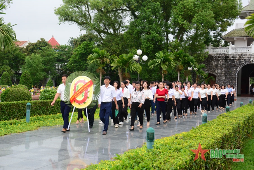 Lãnh đạo Phòng Giáo dục và Đào tạo TP Điện Biên Phủ cùng cán bộ, giáo viên và học sinh dâng hương, viếng Nghĩa trang Liệt sĩ Quốc gia A1.