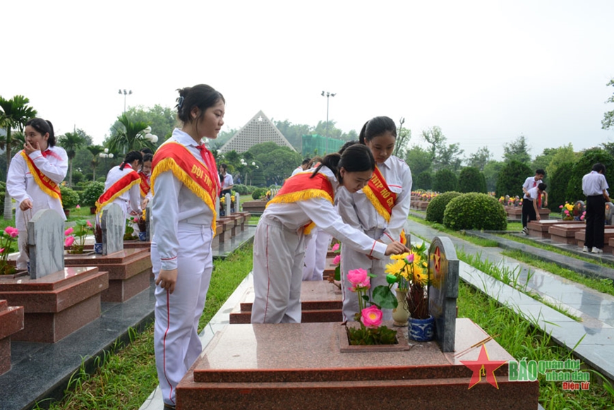 Học sinh Trường THCS Him Lam và THCS Mường Thanh, TP Điện Biên Phủ dâng hương tại Nghĩa trang Liệt sĩ Quốc gia A1.