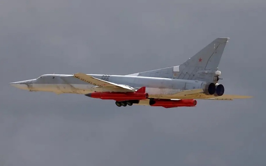 Máy bay Tu-22M3 bay thử với tên lửa Kh-32 (bản nâng cấp của tên lửa tầm xa Kh-22). Ảnh: Navy Recognition  