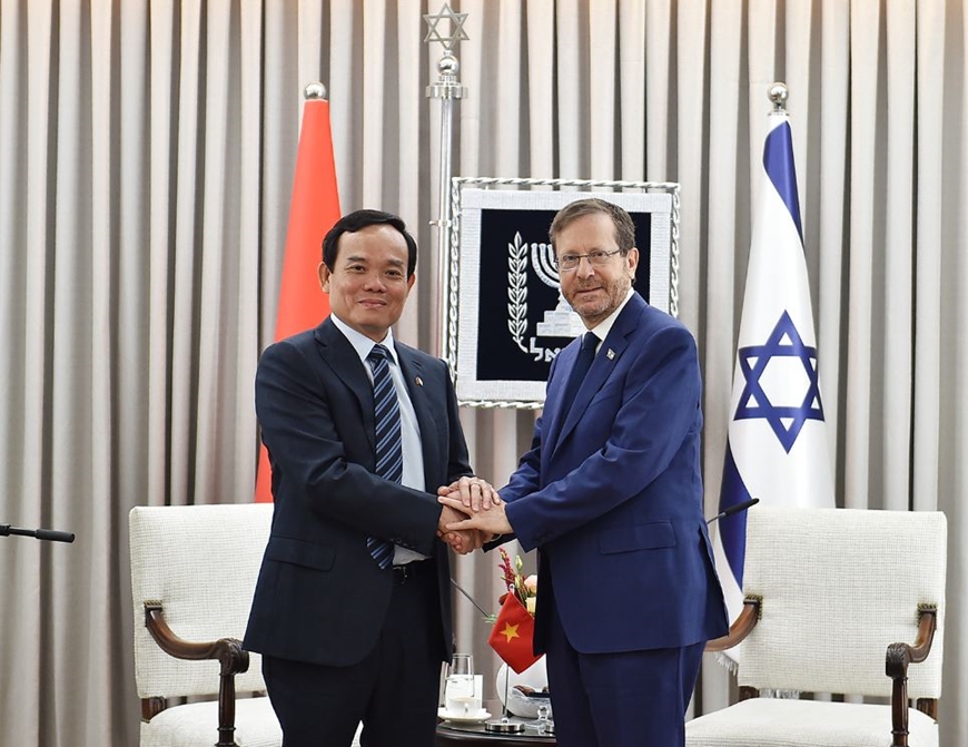 Phó thủ tướng Chính phủ Trần Lưu Quang và Tổng thống Nhà nước Israel Isaac Herzog. Ảnh: THẾ TRUYỀN  