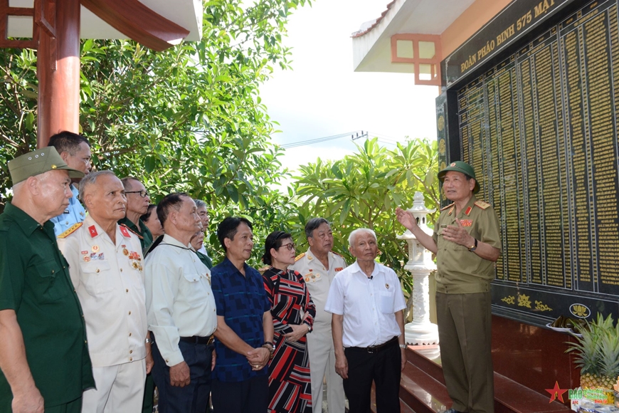 Trung tướng Phùng Khắc Đăng cùng các cựu chiến binh và thân nhân các liệt sĩ ôn lại truyền thống Đoàn Pháo binh 575 anh hùng. 