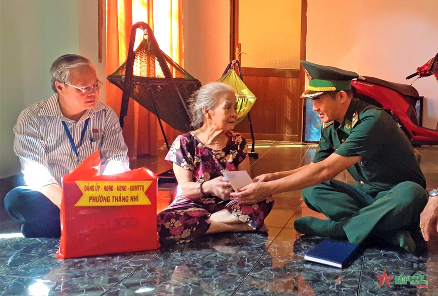Đại diện Đồn Biên phòng Bến Đá và phường Thắng Nhì trao tặng quà cho gia đình liệt sĩ. 