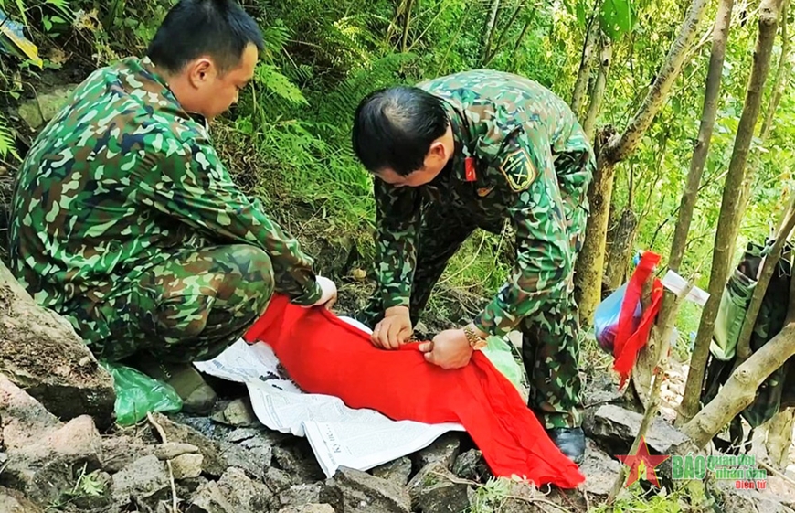 Cán bộ Đội Tìm kiếm, quy tập hài cốt liệt sĩ, Bộ CHQS tỉnh Hà Giang làm nhiệm vụ trên địa bàn. Ảnh: QUÝ BÌNH 