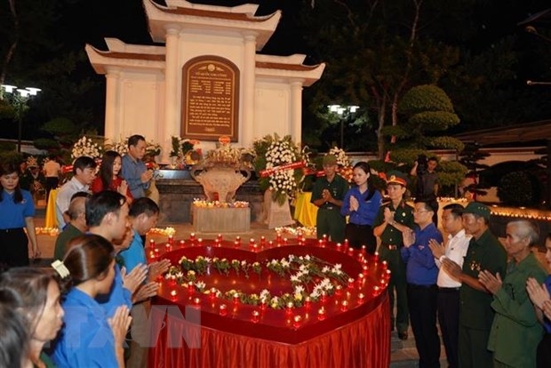 Thắp nến tri ân tại Khu mộ 10 nữ Anh hùng liệt sĩ thanh niên xung phong Ngã ba Đồng Lộc. Ảnh:TTXVN Thắp nến tri ân tại Khu mộ 10 nữ Anh hùng liệt sĩ thanh niên xung phong Ngã ba Đồng Lộc. Ảnh:TTXVN