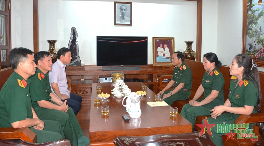 Trung tướng Trịnh Văn Quyết thăm, tặng quà các đồng chí nguyên lãnh đạo Tổng cục Chính trị Quân đội nhân dân Việt Nam