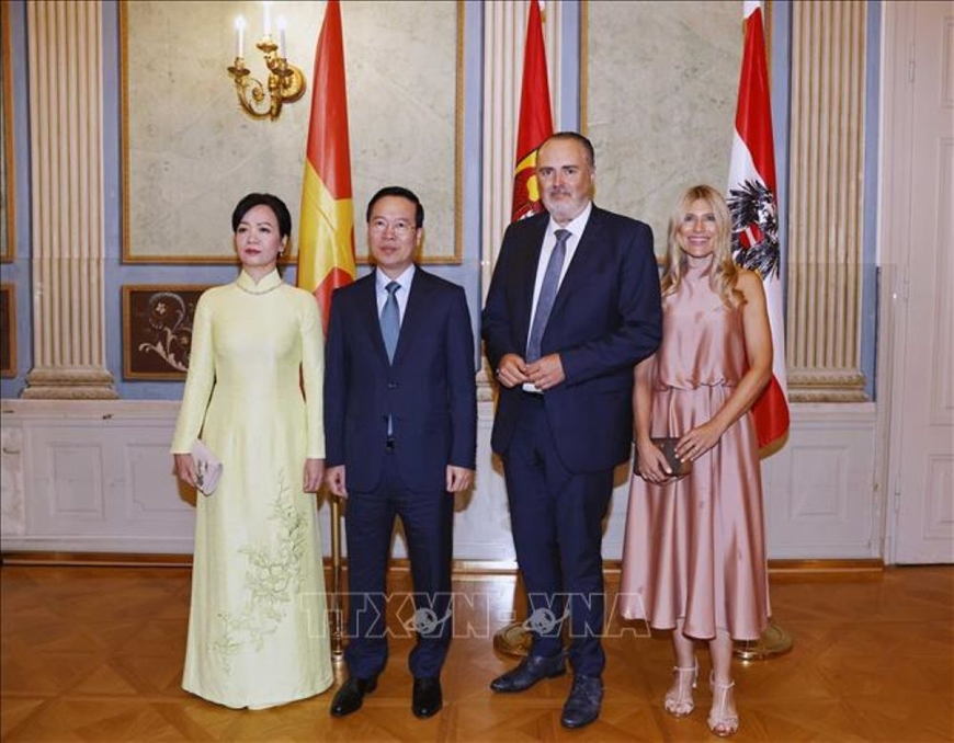 Chủ tịch nước Võ Văn Thưởng và Phu nhân chụp ảnh chung với Ngài Hans Peter Doskozil, Thủ hiến bang Burgenland và Phu nhân.  