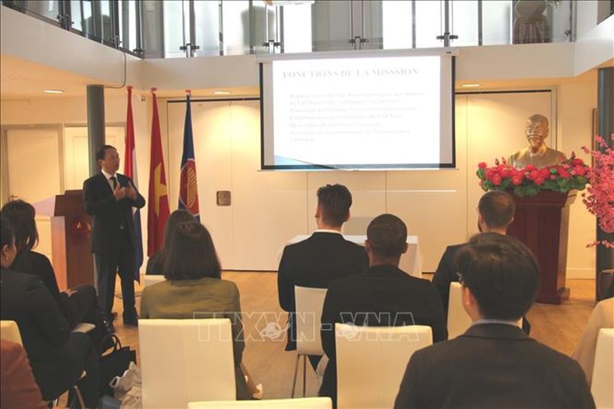 Đại sứ Việt Nam tại Hà Lan Phạm Việt Anh giới thiệu chính sách đối ngoại của Việt Nam cho học viên Học viện Luật quốc tế La Hay.