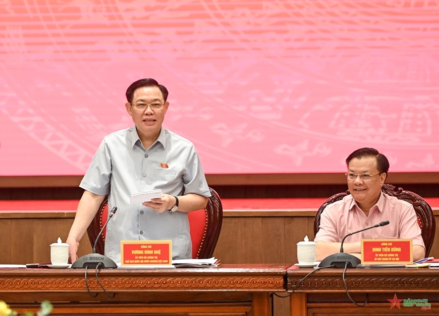 Chủ tịch Quốc hội Vương Đình Huệ phát biểu tại cuộc làm việc với Ban Thường vụ Thành ủy Hà Nội. 