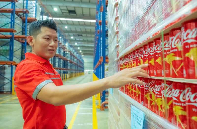 Hoạt động sản xuất trong Công ty TNHH Nước giải khát Coca Cola Việt Nam. 