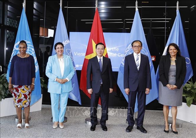  Chủ tịch nước Võ Văn Thưởng với Quyền Tổng Giám đốc IAEA Najat Mokhtar (thứ 2 từ trái sang), Phó tổng Giám đốc Tổ chức Phát triển Công nghiệp Liên hợp quốc (UNIDO) Fatou Haidara (ngoài cùng bên trái), lãnh đạo Tổ chức Hiệp ước Cấm thử Vũ khí hạt nhân (CTBTO), lãnh đạo Văn phòng Liên hợp quốc tại Vienna (UNOV). Ảnh: TTXVN