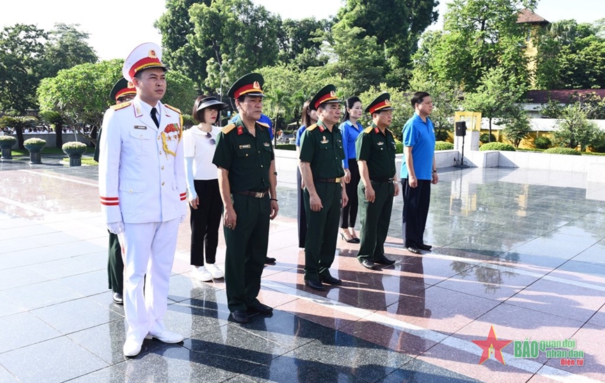 Đoàn đại biểu Cựu chiến binh Công ty nước sạch Hà Nội dâng hương tưởng niệm các Anh hùng liệt sĩ.