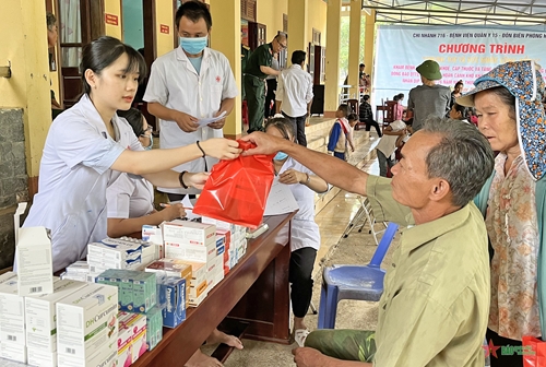 Các đơn vị khám bệnh, tặng quà tri ân gia đình chính sách tại huyện Ia H’Drai, tỉnh Kon Tum