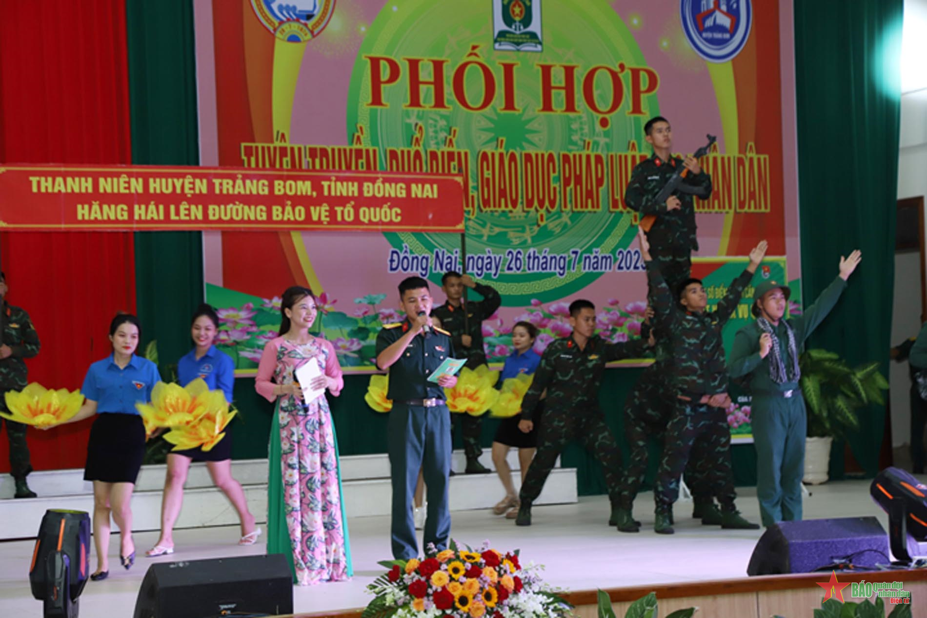 Sư đoàn 309 (Quân đoàn 4) phối hợp tuyên truyền pháp luật cho nhân dân