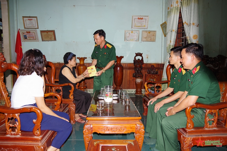 Lãnh đạo, chỉ huy Sư đoàn 968 thăm hỏi, động viên và tặng quà gia đình bà Nguyễn Thị Dình, phường 3, thành phố Đông Hà, tỉnh Quảng Trị, là bệnh binh có tỷ lệ thương tật hơn 81%. 