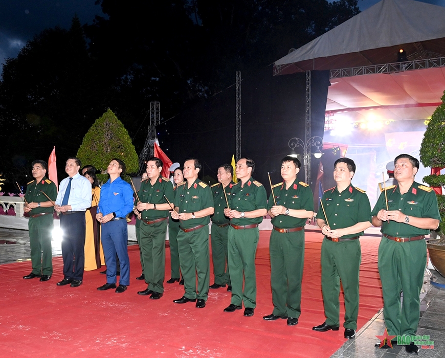 Trung tướng Nguyễn Văn Gấu, Ủy viên Trung ương Đảng, Phó chủ nhiệm Tổng cục Chính trị QĐND Việt Nam cùng các đại biểu thành kính dâng hoa, dâng hương, tưởng niệm trước anh linh các Anh hùng liệt sĩ đang an nghỉ tại Nghĩa trang Liệt sĩ TP Cần Thơ. 