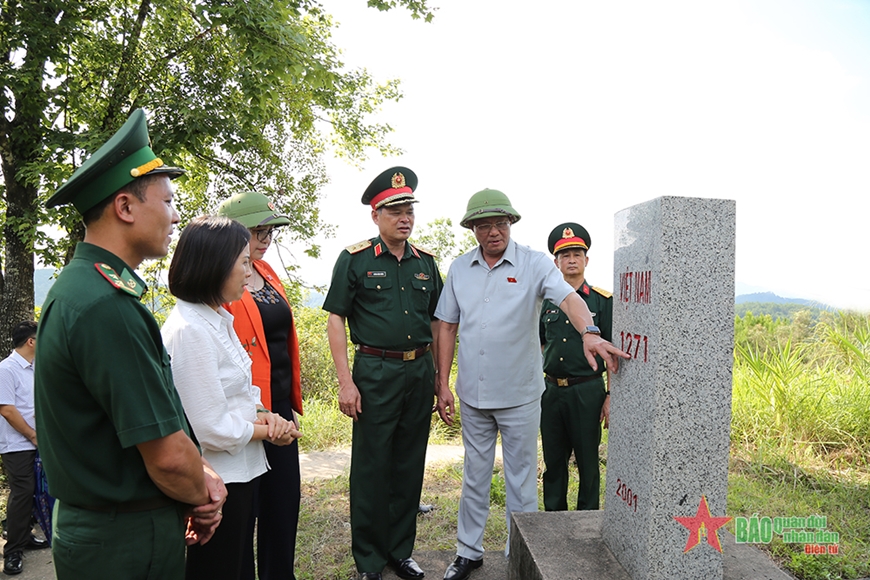   Phó Chủ tịch Quốc hội Trần Quang Phương cùng đoàn công tác thăm, khảo sát tại khu vực biên giới xã Bính Xá, huyện Đình Lập, tỉnh Lạng Sơn.