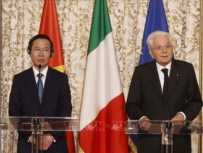 Chủ tịch nước Võ Văn Thưởng và Tổng thống Italy Sergio Mattarella gặp gỡ báo chí sau hội đàm.  