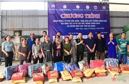 Khám, tư vấn sức khỏe và tặng quà hơn 1.000 gia đình chính sách tại Hà Giang