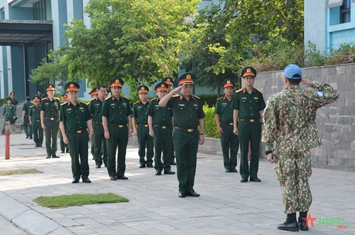 Thượng tướng Hoàng Xuân Chiến kiểm tra công tác chuẩn bị lên đường của Đội Công binh số 2