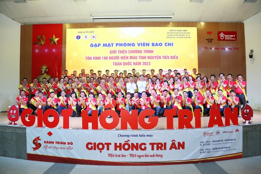 Giới thiệu Chương trình Tôn vinh 100 tấm gương hiến máu tiêu biểu toàn quốc năm 2023. Ảnh: GIA THẮNG