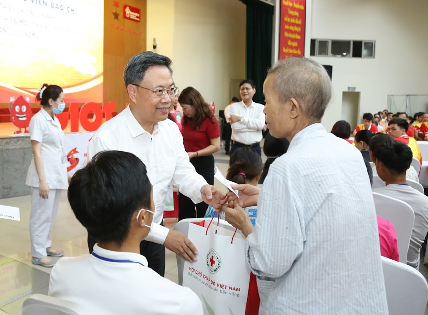 PGS, TS Nguyễn Hà Thanh, Viện trưởng Viện Huyết học - Truyền máu Trung ương tặng quà bệnh nhân đang điều trị tại viện. Ảnh: GIA THẮNG
