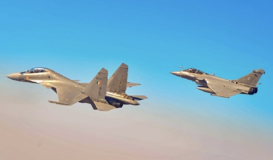 Su-30MKI trong đội hình Không quân Ấn Độ vẫn là máy bay chiến đấu vượt trội hơn Rafale ở mọi khía cạnh. Ảnh: Military Watch 
