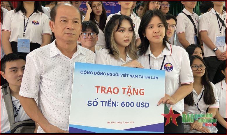  Cộng đồng người Việt Nam tại Ba Lan gửi tặng 600 USD cho Hội Nạn nhân chất độc da cam/dioxin Hà Tĩnh. Ảnh: HÀ ANH